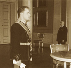 Позирование королевского мундира. Королевский дворец. Осло, 1999г.